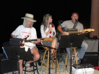 waynemoss_natalie-and-t-poe-nash_perform_at_herbs-rib-fest-2009
